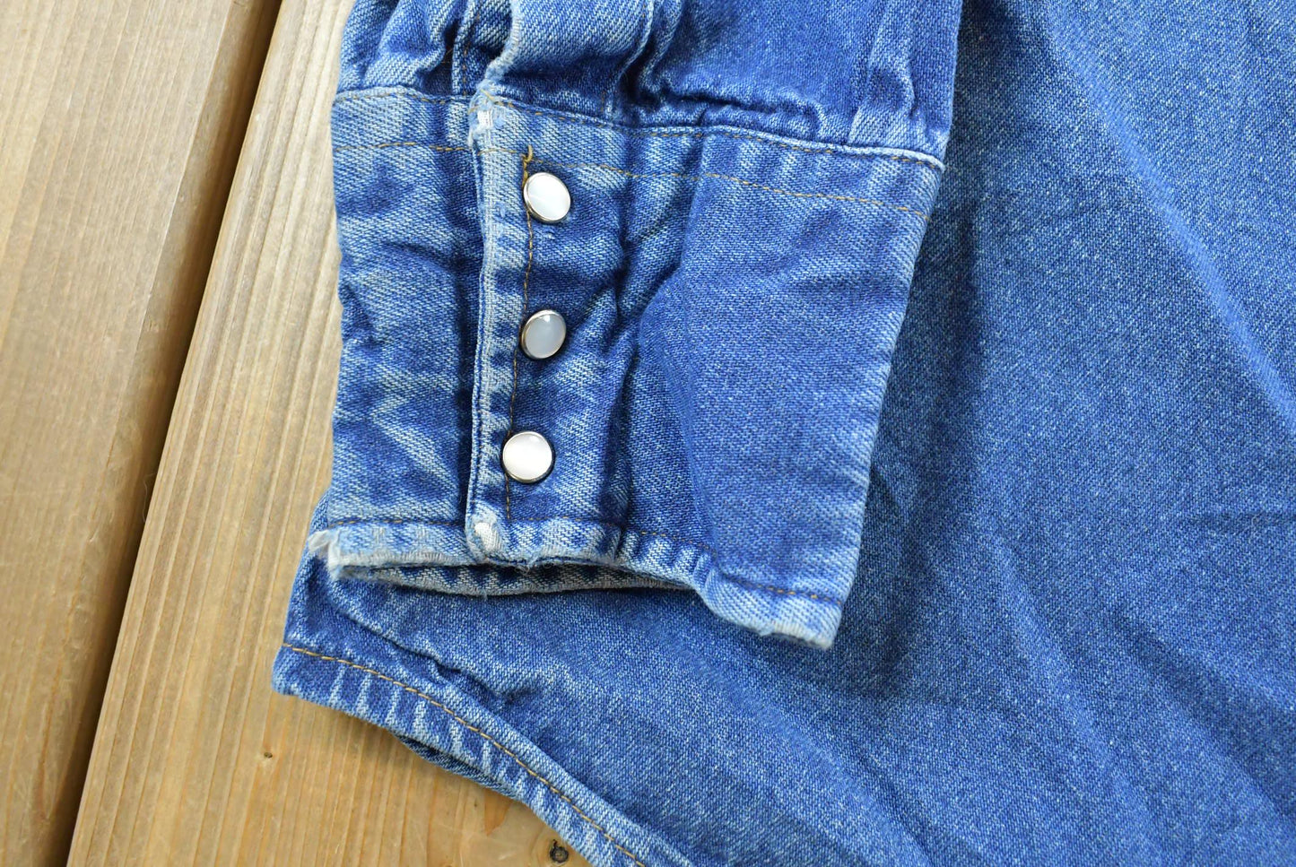 Vintage 1990s Carhartt Western Work Button Up Shirt Mens L from propervintagecanada