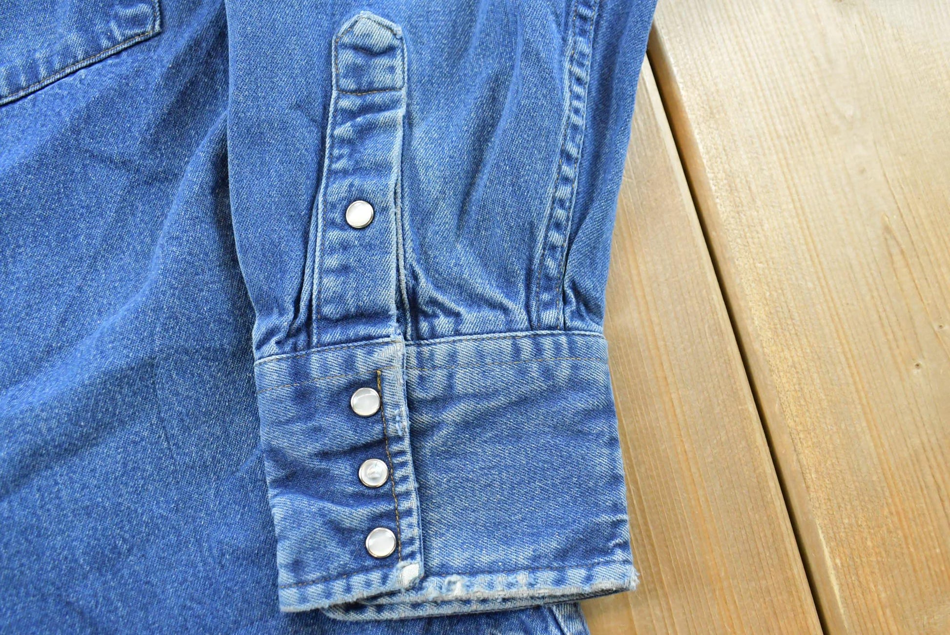 Vintage 1990s Carhartt Western Work Button Up Shirt Mens L from propervintagecanada