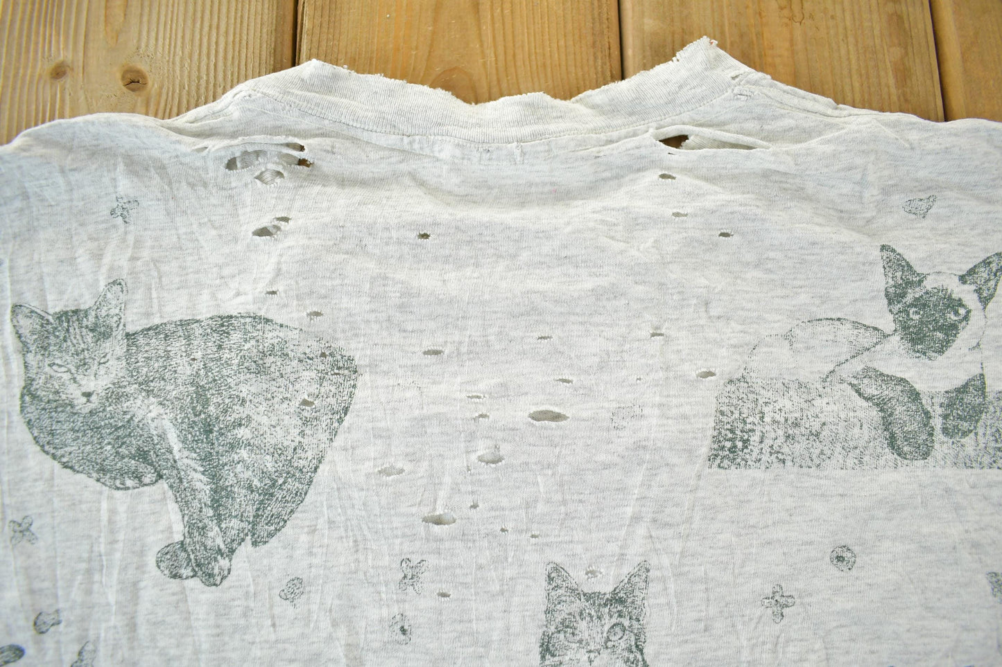 Vintage 1990s Cat Distressed T-Shirt Men's L from propervintagecanada