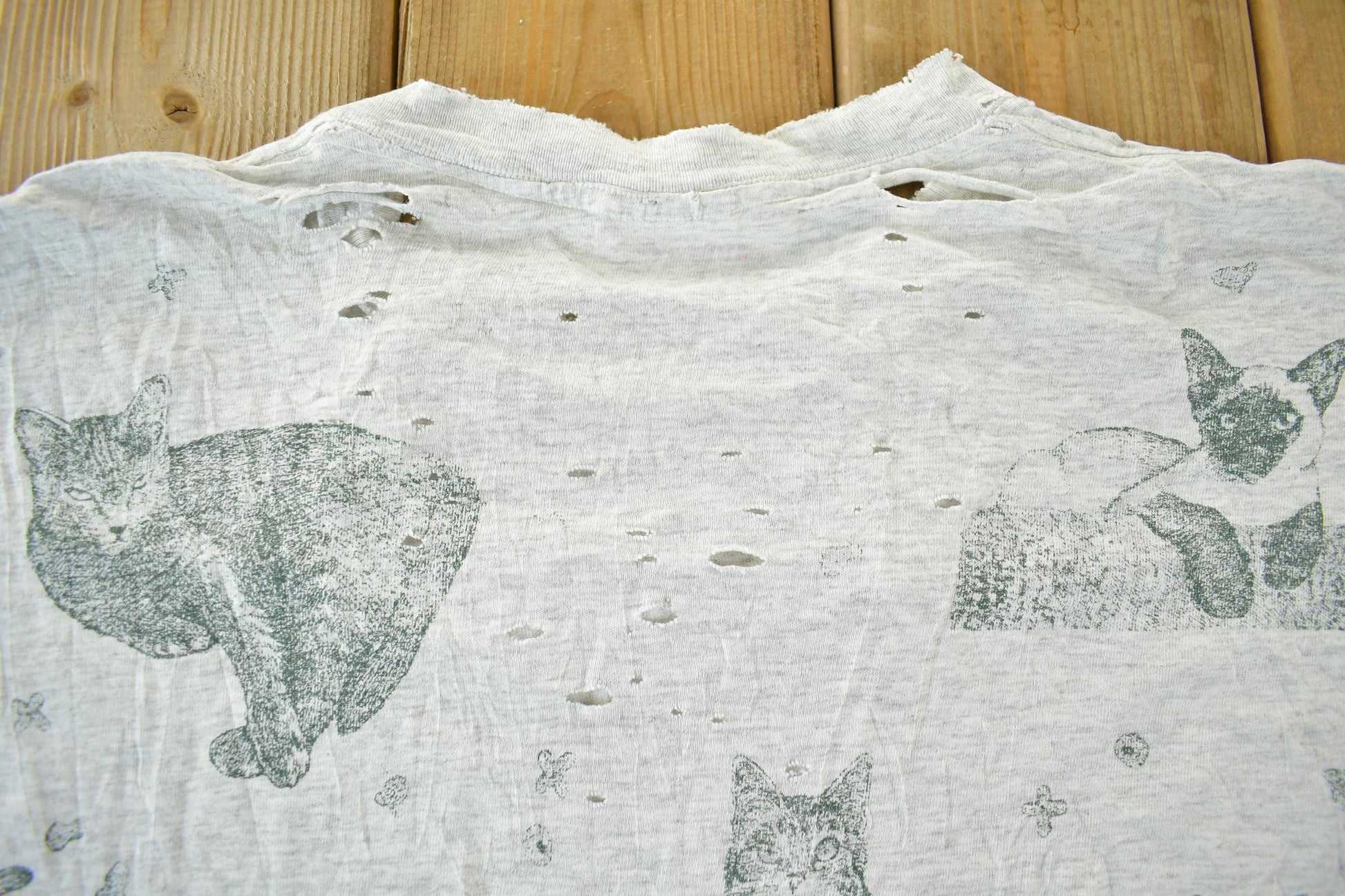 Vintage 1990s Cat Distressed T-Shirt Men's L from propervintagecanada