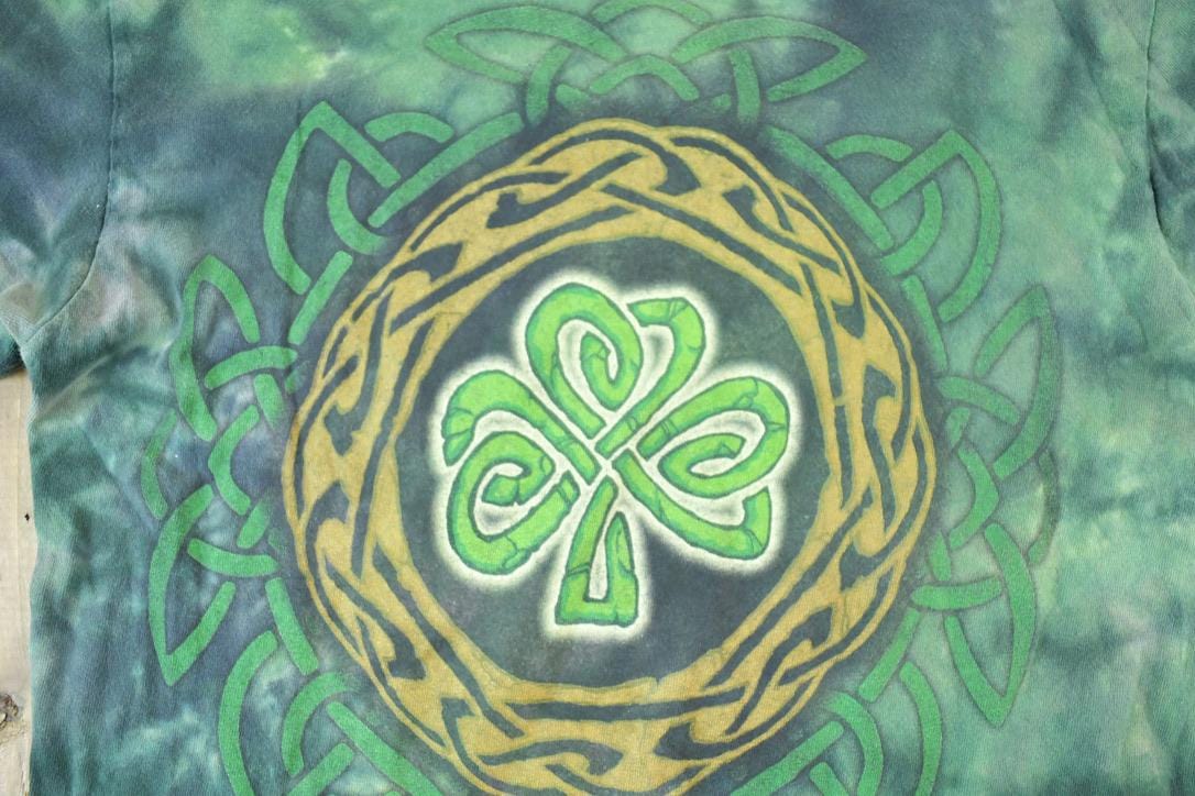 Vintage 1990s Celtic Shamrock Souvenir Single Stitch Graphic Print T-Shirt Men's Small from propervintagecanada