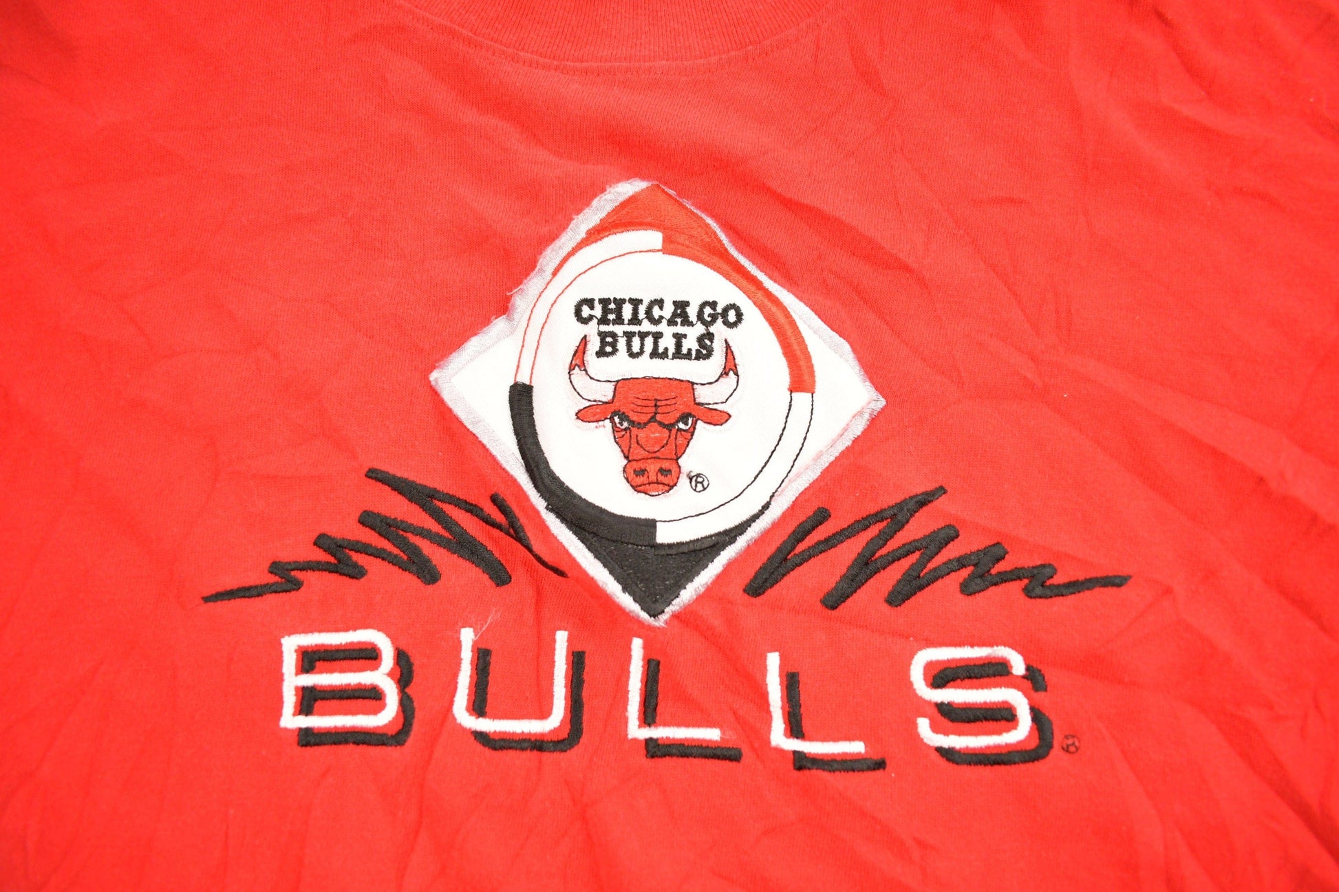 Vintage 1990s Chicago Bulls NBA Embroidered T-Shirt Men's XL from propervintagecanada