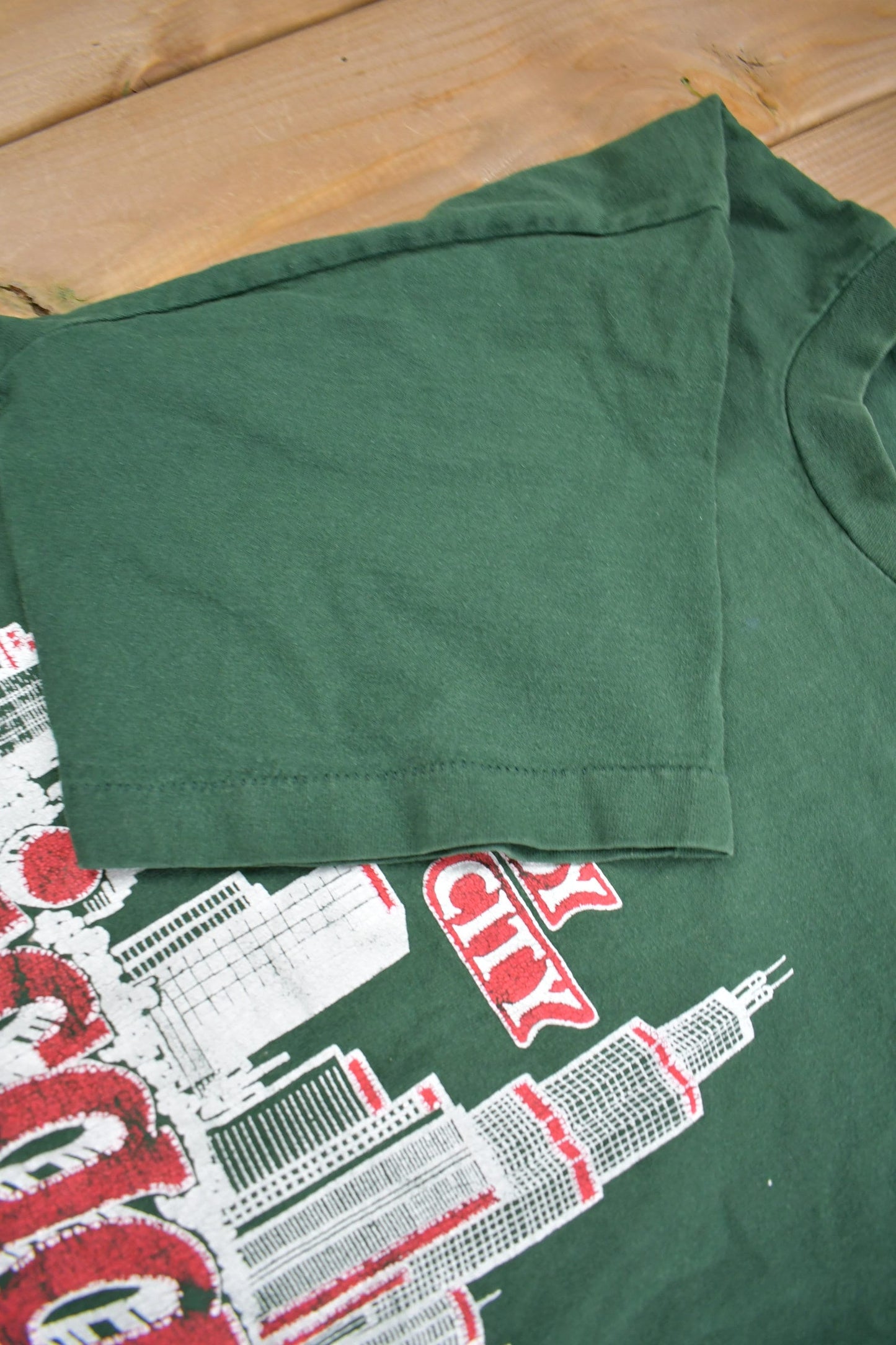 Vintage 1990s Chicago Skyline Souvenir T Shirt Men's Large from propervintagecanada