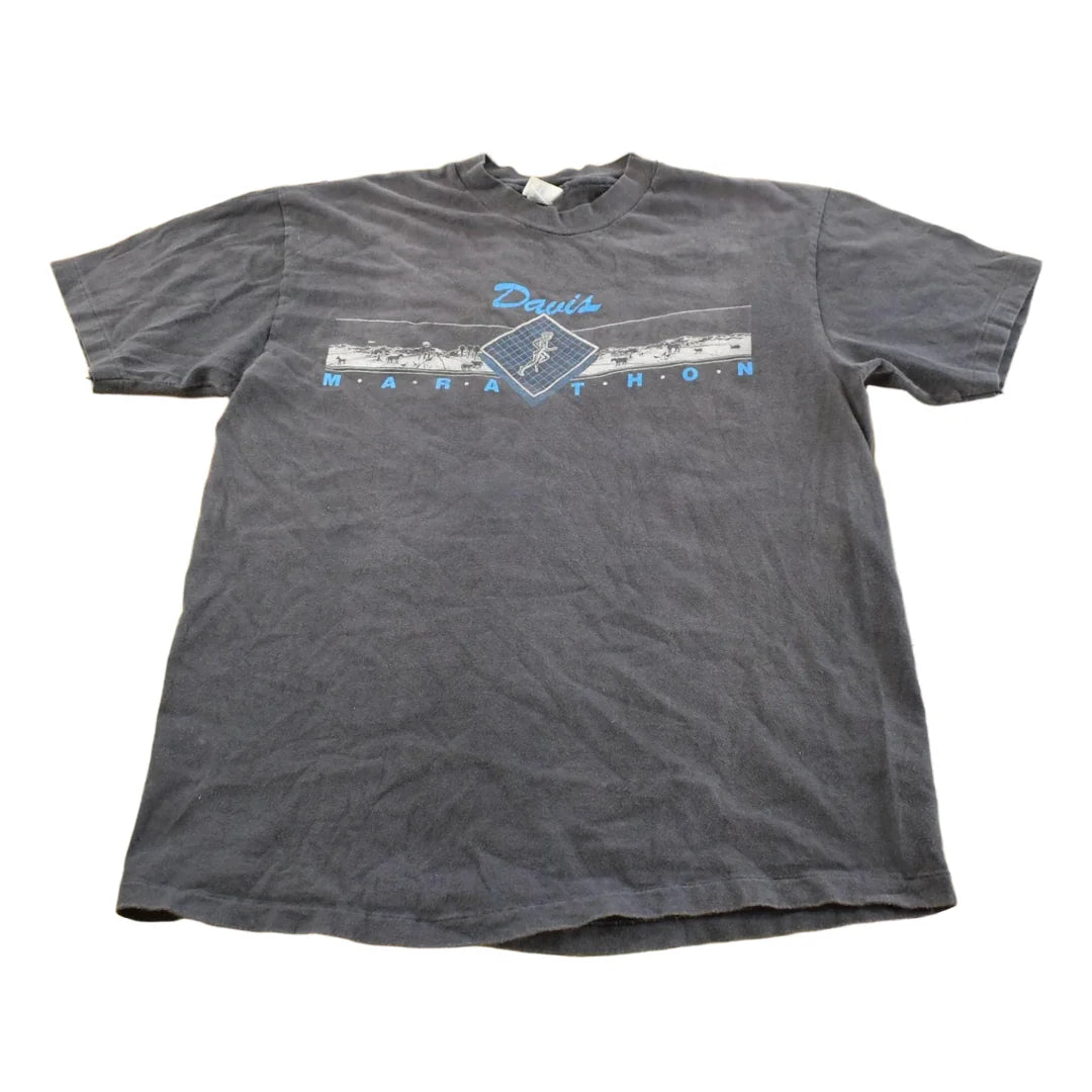 Vintage 1990s Davis Marathon Running Graphic Souvenir T-Shirt Men's L from propervintagecanada
