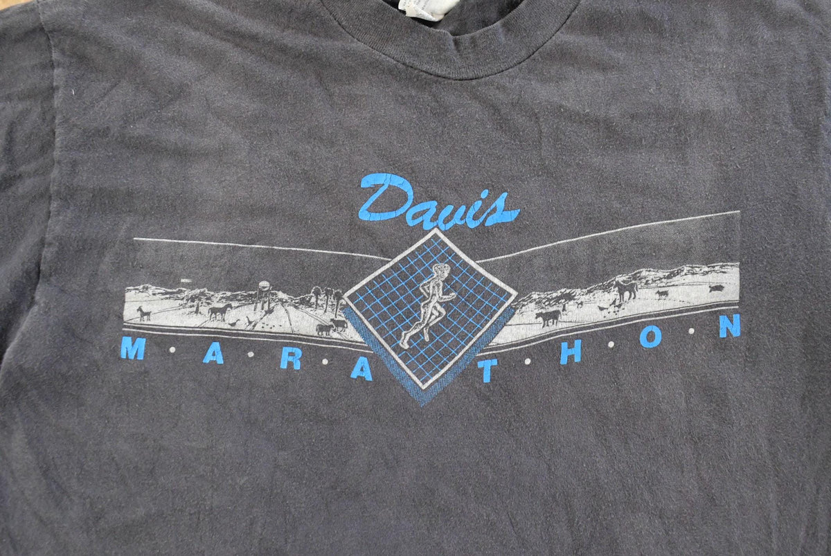 Vintage 1990s Davis Marathon Running Graphic Souvenir T-Shirt Men's L from propervintagecanada