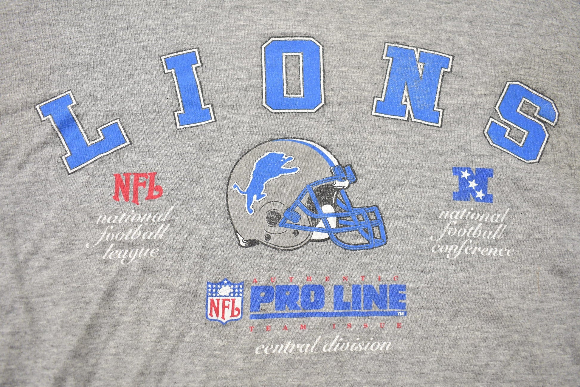 Vintage 1990s Detroit Lions Helmet NFL Starter Pro Line T Shirt Men's XL from propervintagecanada