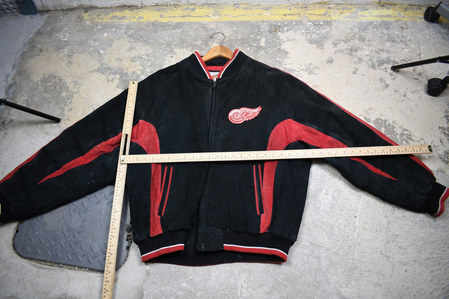 Vintage 1990s Detroit Red Wings NHL 90s Bomber Jacket Men's Large from propervintagecanada