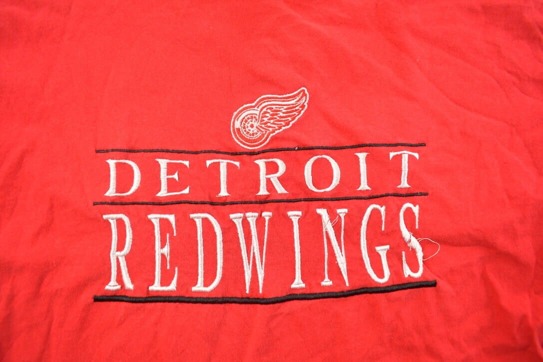Vintage 1990s Detroit Red Wings NHL Embroidered T-Shirt Men's XL from propervintagecanada