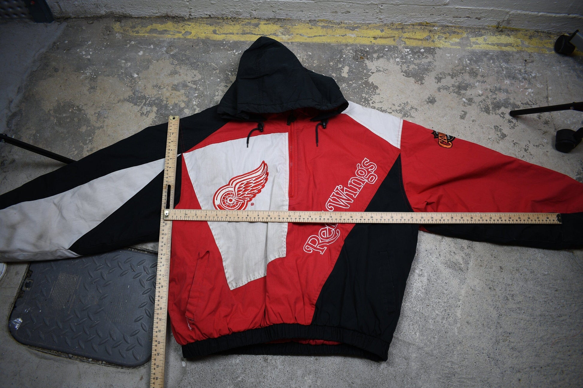 Vintage 1990s Detroit Red Wings NHL Pro Player Puffer Jacket Men's XL from propervintagecanada