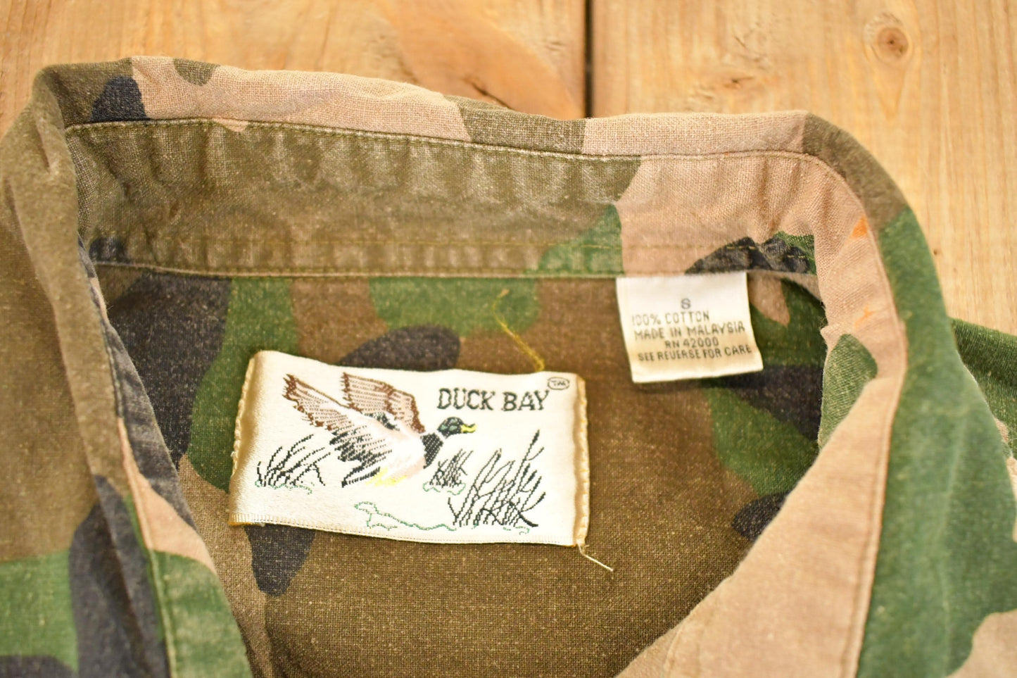 Vintage 1990s Duck Bay Camo Button Up Hunting Shirt Mens M from propervintagecanada