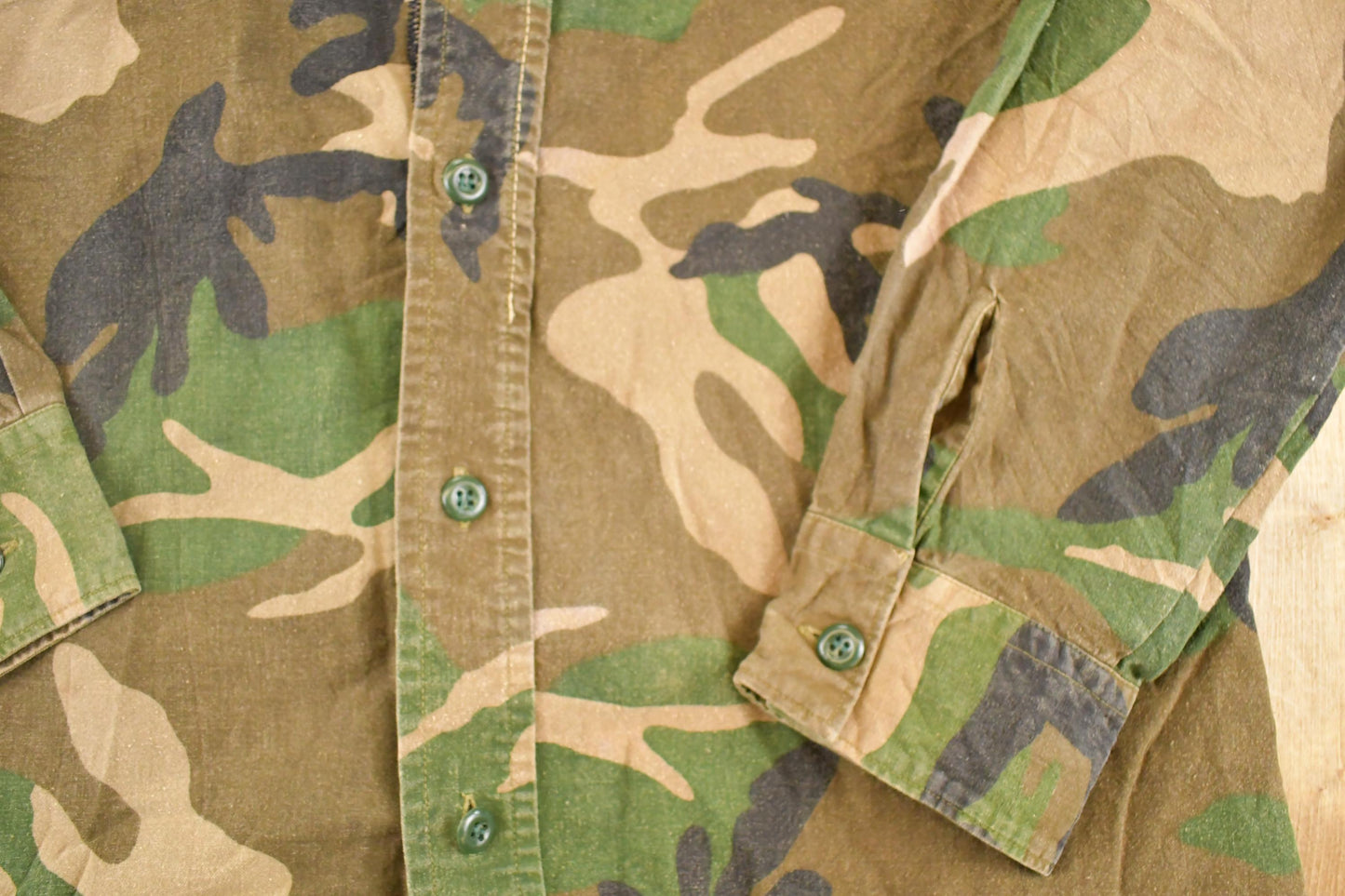 Vintage 1990s Duck Bay Camo Button Up Hunting Shirt Mens M from propervintagecanada
