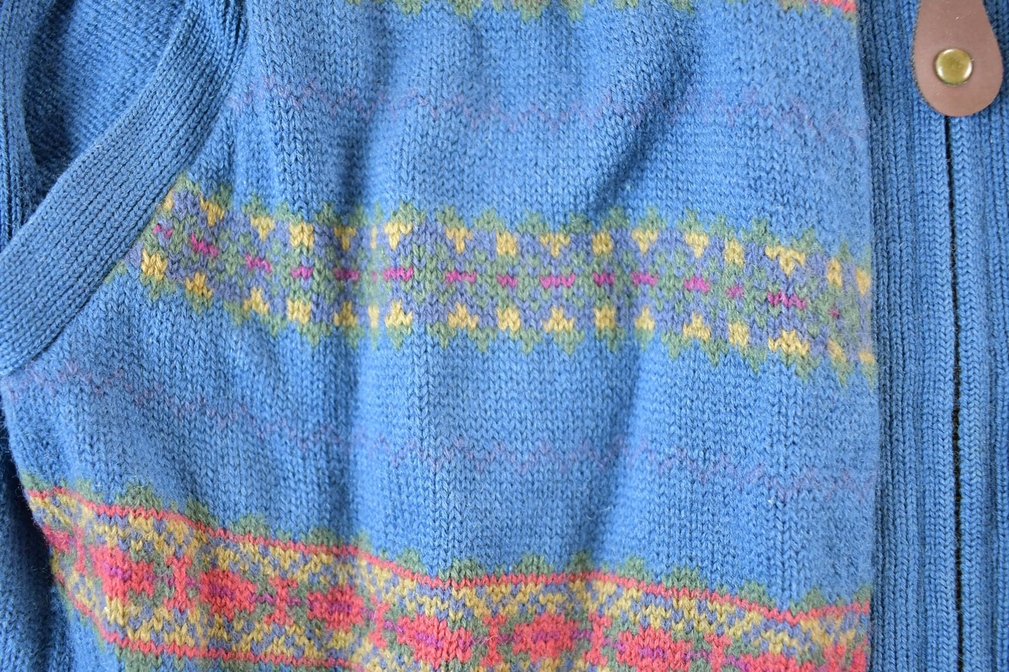 Vintage 1990s Gap Wool Knit Abstract Sweater Vest Mens M from propervintagecanada