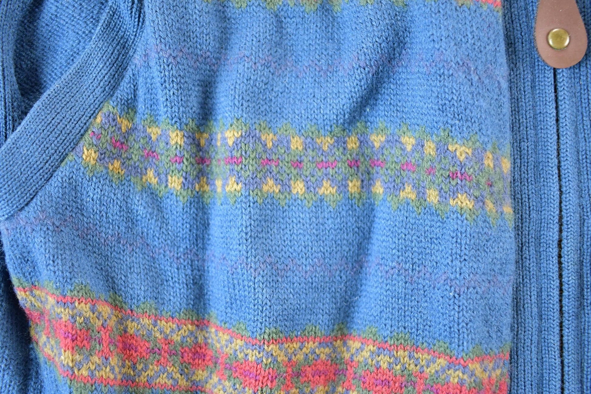 Vintage 1990s Gap Wool Knit Abstract Sweater Vest Mens M from propervintagecanada