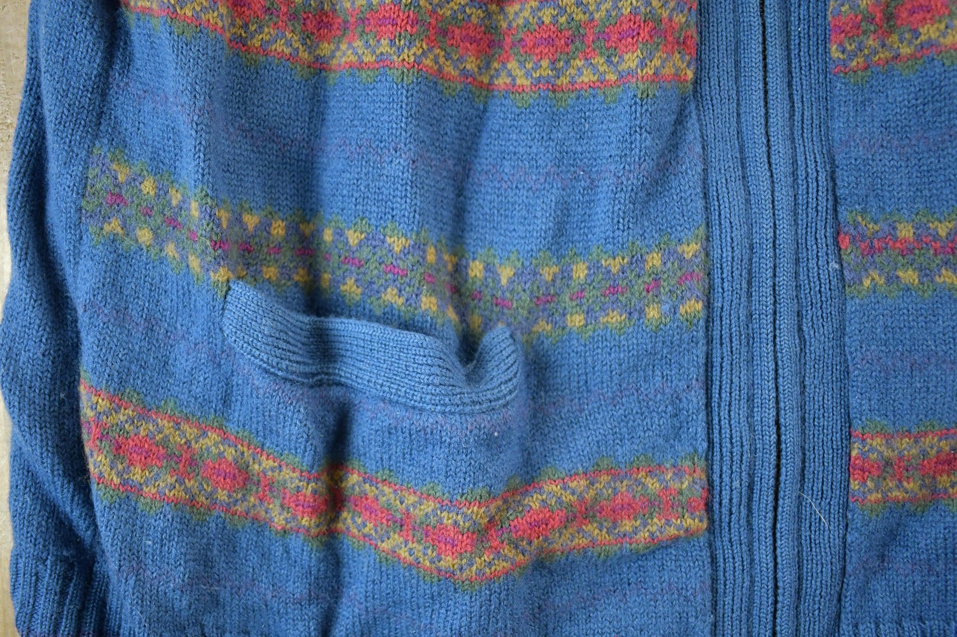 Vintage 1990s Gap Wool Knit Abstract Sweater Vest Mens M from propervintagecanada