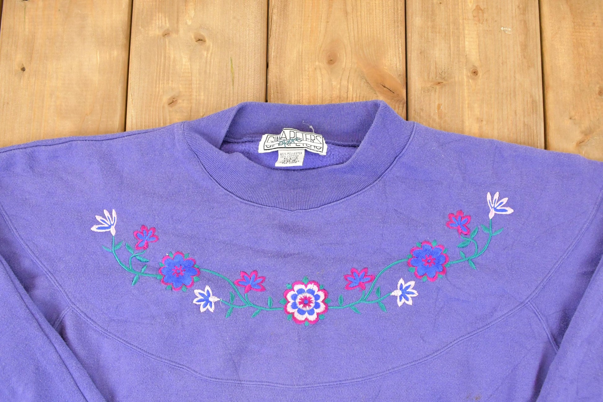 Vintage 1990s Gina Peters Embroidered Floral Crewneck Sweatshirt Womens L from propervintagecanada