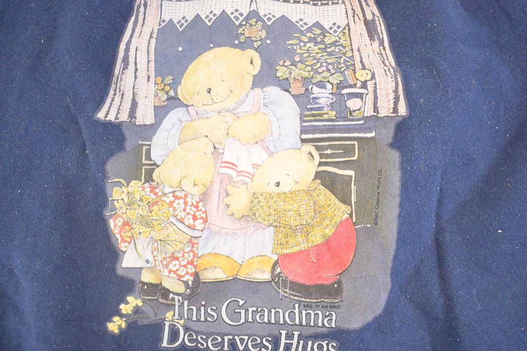 Vintage 1990s Grandmas Hugs Souvenir Crewneck Sweatshirt Womens XL from propervintagecanada