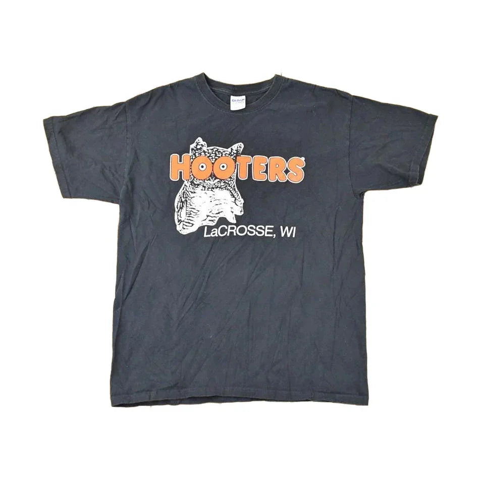 Vintage 1990s Hooters Lacrosse WI Souvenir T-Shirt Men's M from propervintagecanada