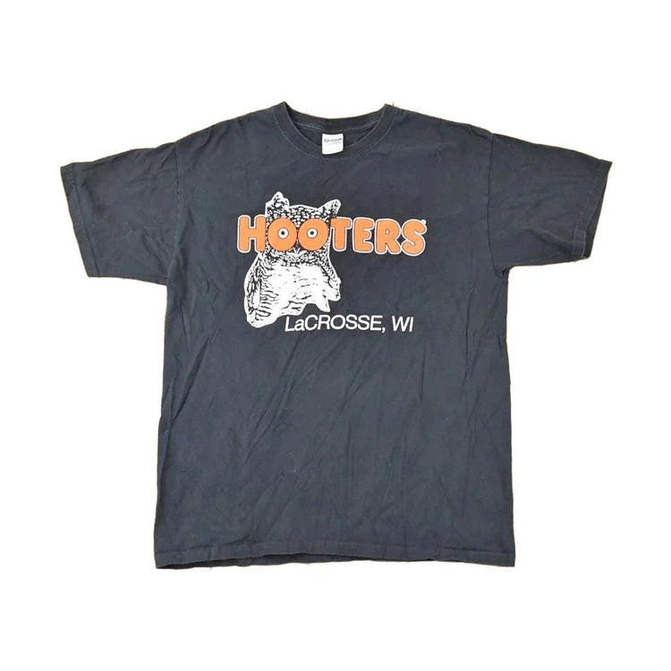 Vintage 1990s Hooters Lacrosse WI Souvenir T-Shirt Men's M from propervintagecanada