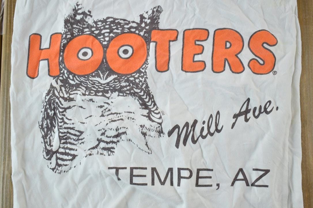 Vintage 1990s Hooters Tempe Arizona Souvenir Single Stitch Graphic Print Tank Top Women's S from propervintagecanada