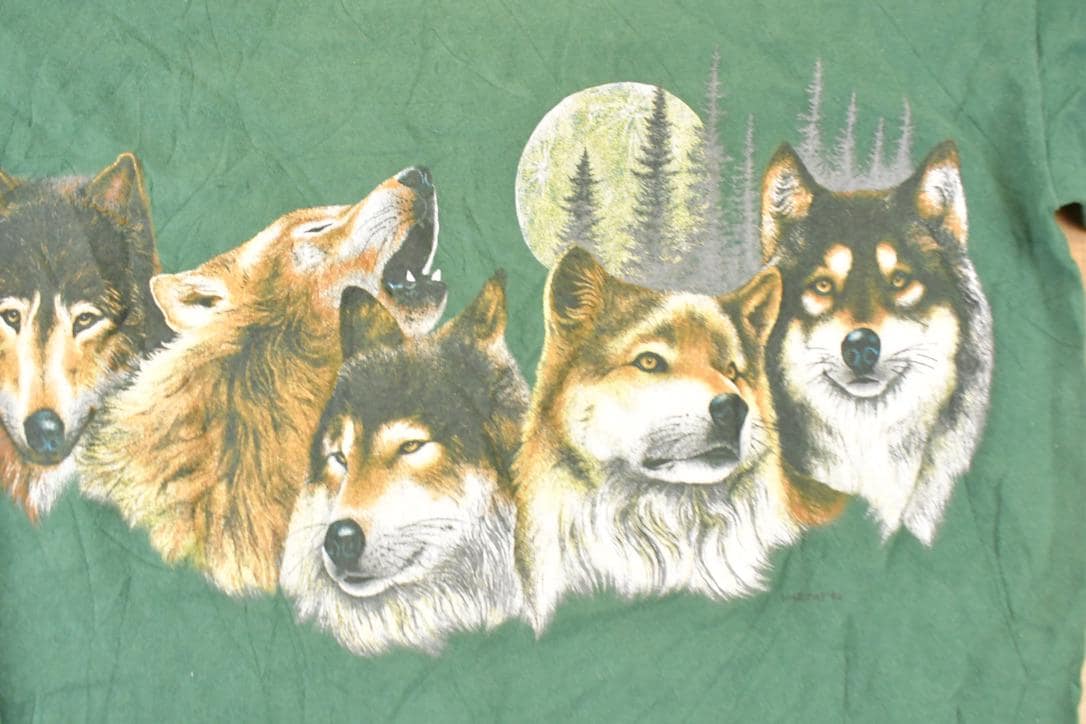 Vintage 1990s Howling Wolves Outdoorsman Souvenir T-Shirt Men's M from propervintagecanada