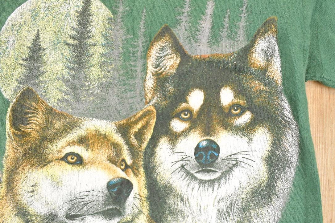 Vintage 1990s Howling Wolves Outdoorsman Souvenir T-Shirt Men's M from propervintagecanada