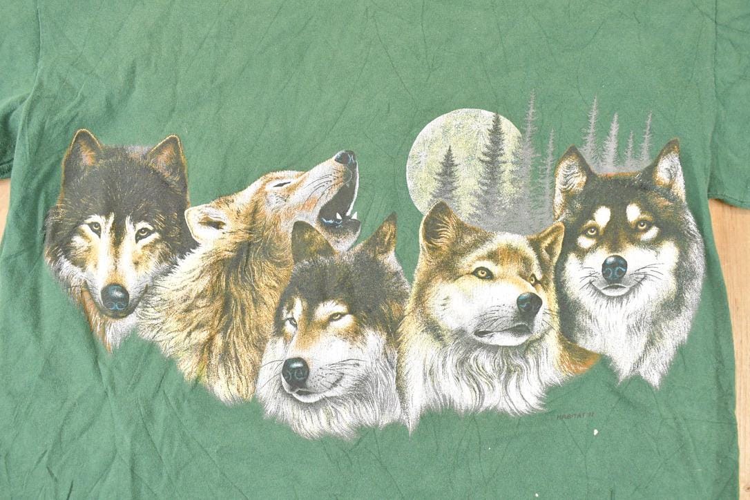 Vintage 1990s Howling Wolves Outdoorsman Souvenir T-Shirt Men's M from propervintagecanada