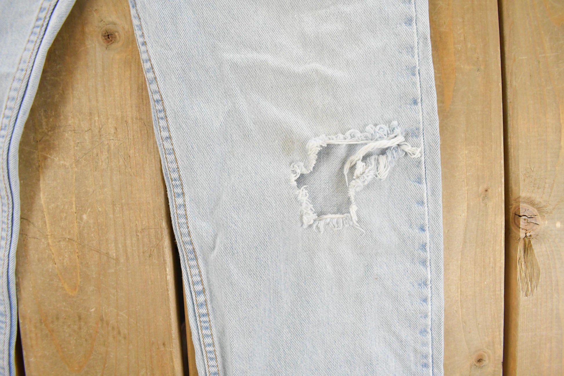 Vintage 1990s Levi's 505 Regular Straight Fit Distressed Denim Jeans Men's 32 x 31 / 90s Levi's / Distressed Sun Faded Jeans / Made in USA from propervintagecanada