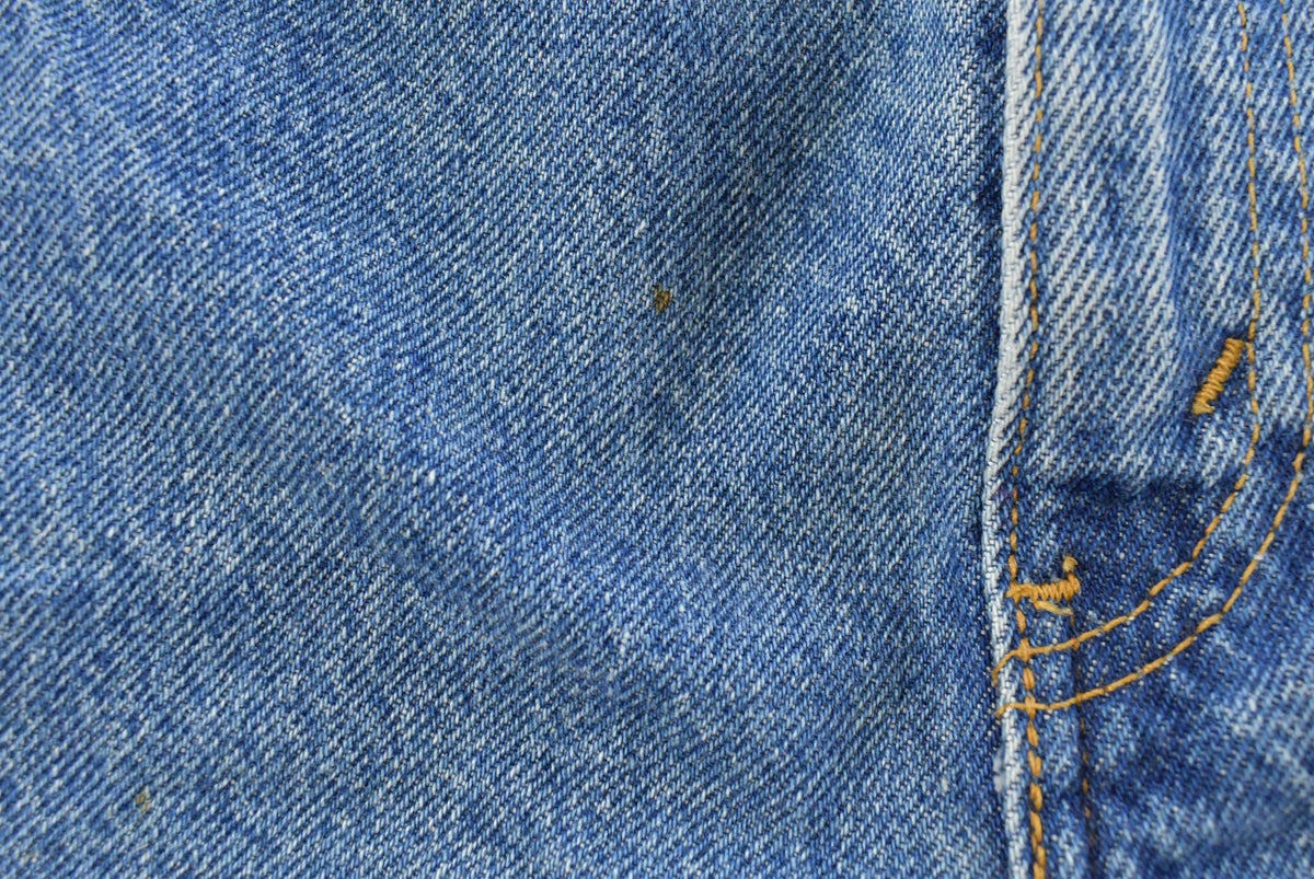 Vintage 1990s Levi's 550 Regular Fit Denim Blue Jeans Youth 22 x 24.5 from propervintagecanada
