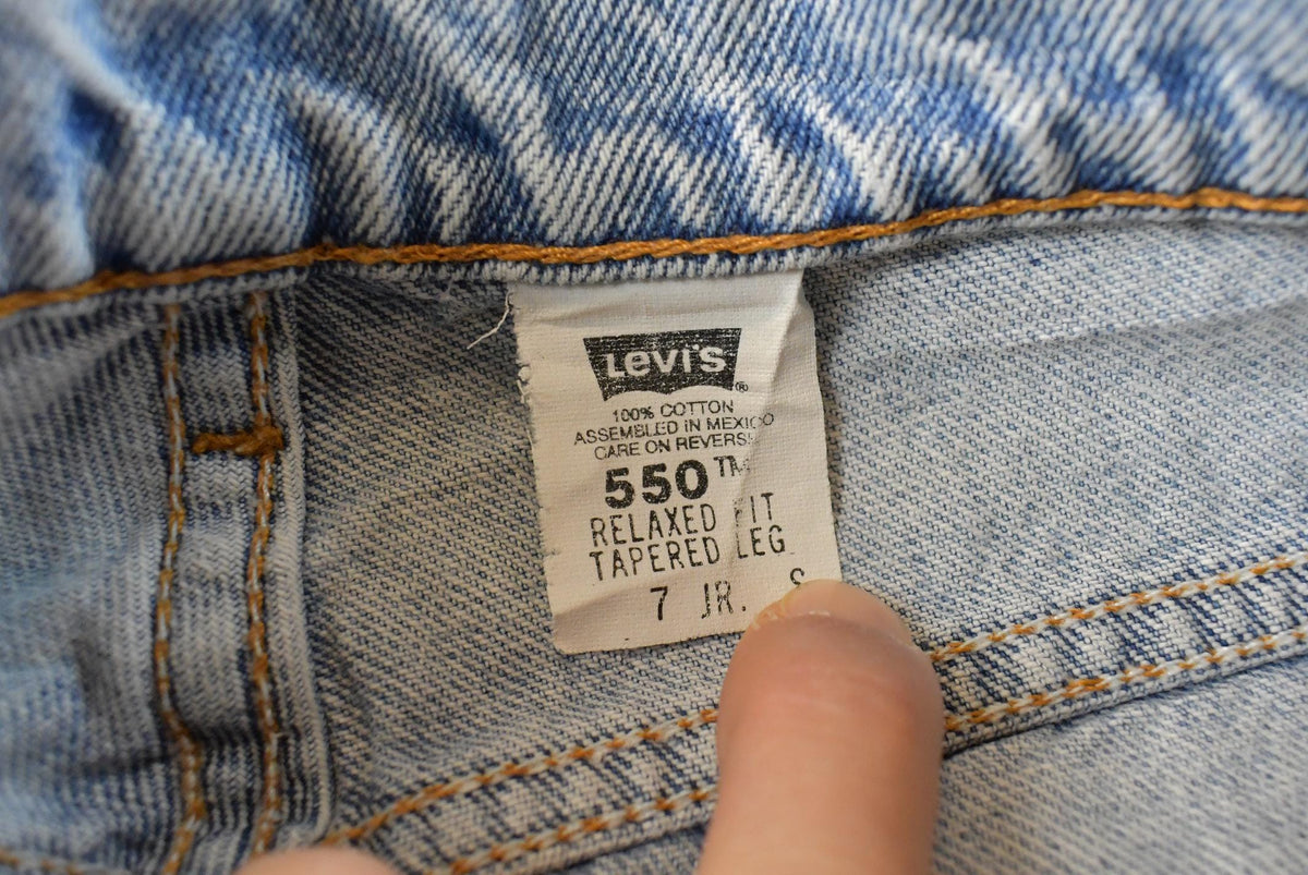 Vintage 1990s Levi's 550 Relaxed Tapered Blue Denim Jeans Women's 26 x 27.5 from propervintagecanada