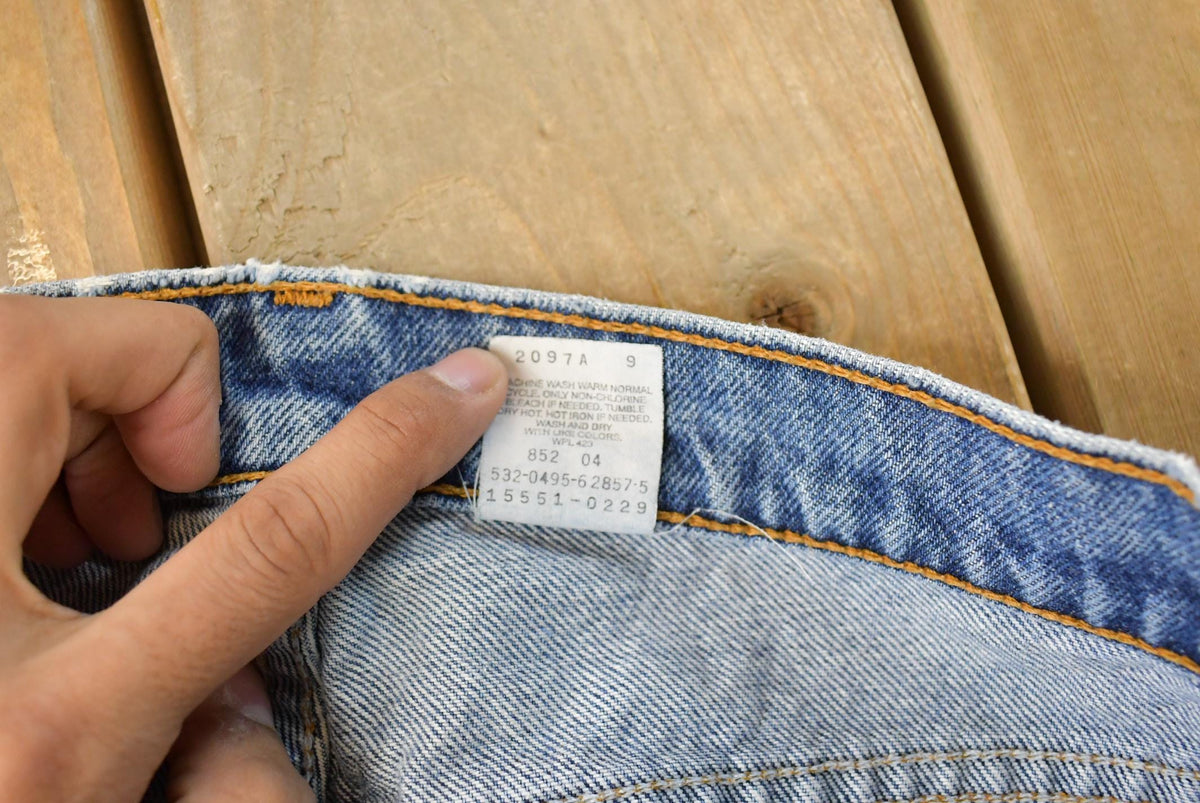 Vintage 1990s Levi's 551 Relaxed Tapered Fit Denim Jeans Women's 33 x 30 from propervintagecanada