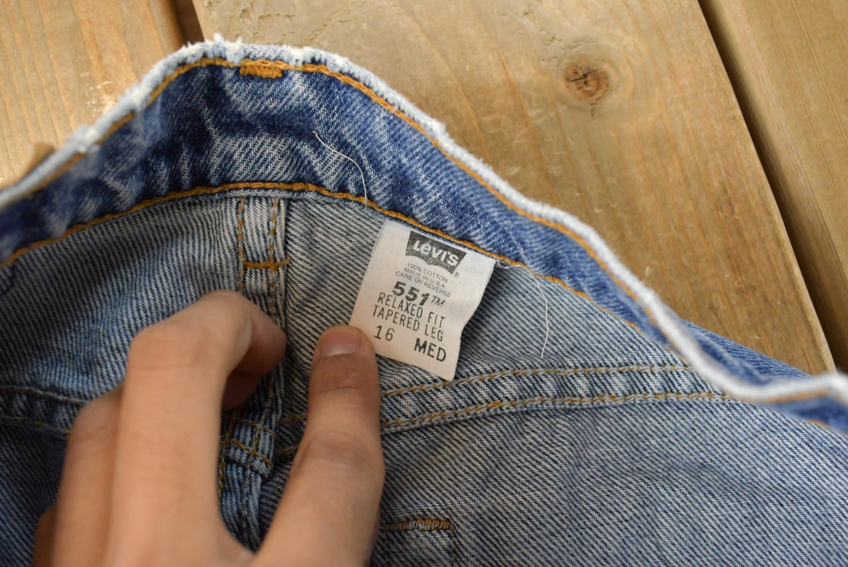 Vintage 1990s Levi's 551 Relaxed Tapered Fit Denim Jeans Women's 33 x 30 from propervintagecanada