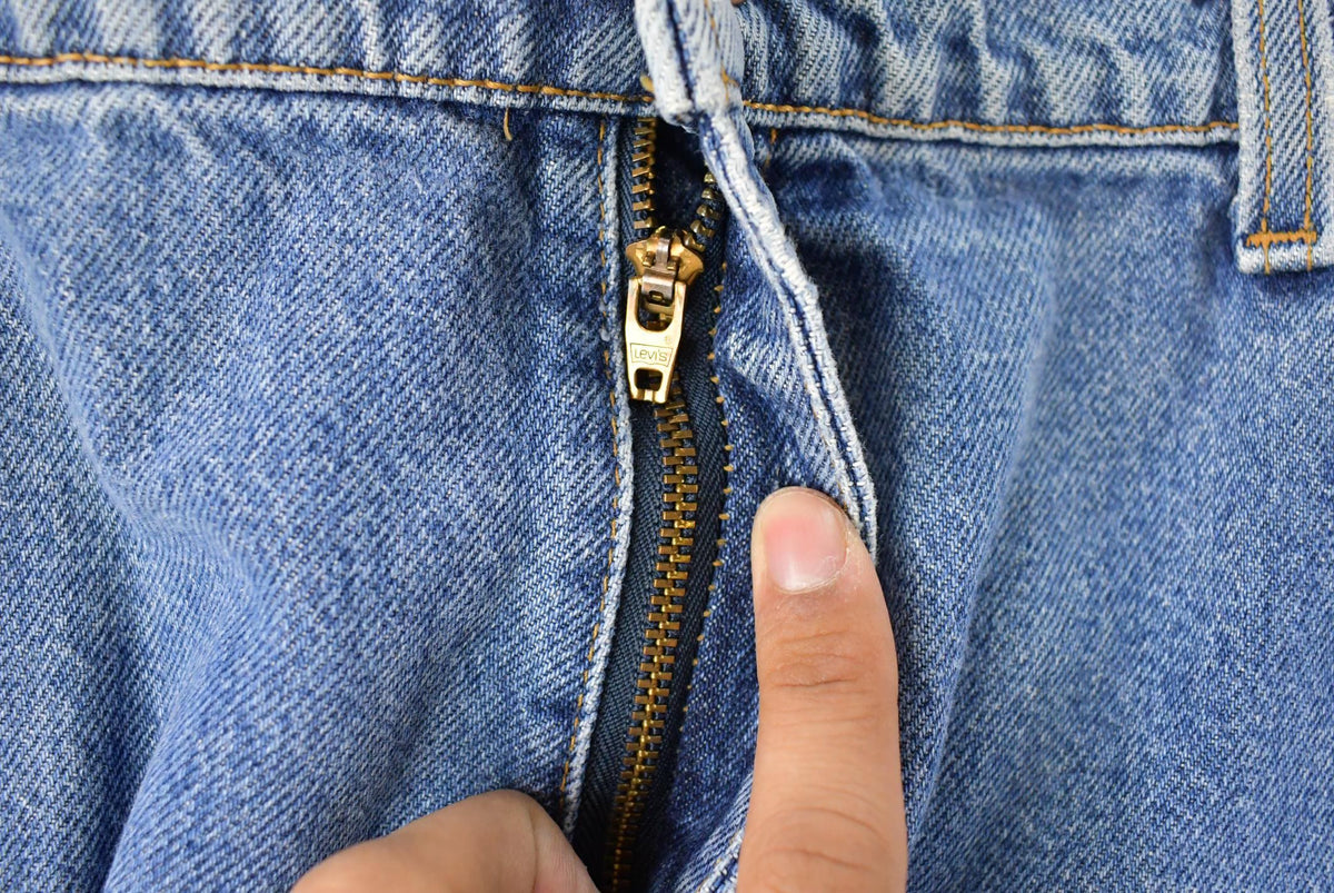Vintage 1990s Levi's 551 Relaxed Tapered Fit Denim Jeans Women's 33 x 30 from propervintagecanada