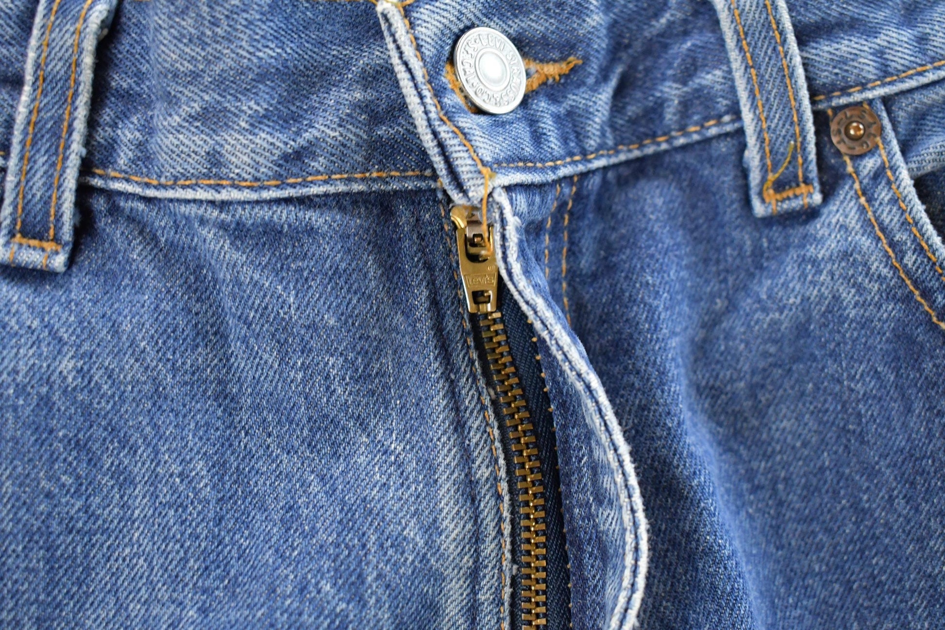 Vintage 1990s Levi's 560 Loose Straight Denim Jeans Women's 32 x 31 from propervintagecanada