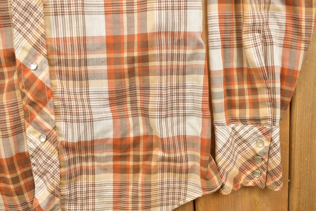 Vintage 1990s Levi's Plaid Western Flannel Button Up Shirt Men's Medium from propervintagecanada