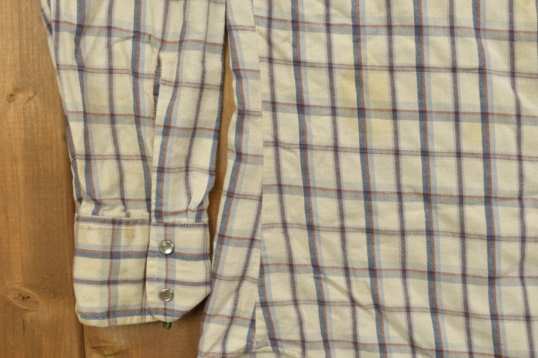 Vintage 1990s Levi's Plaid Western Flannel Button Up Shirt Men's S from propervintagecanada