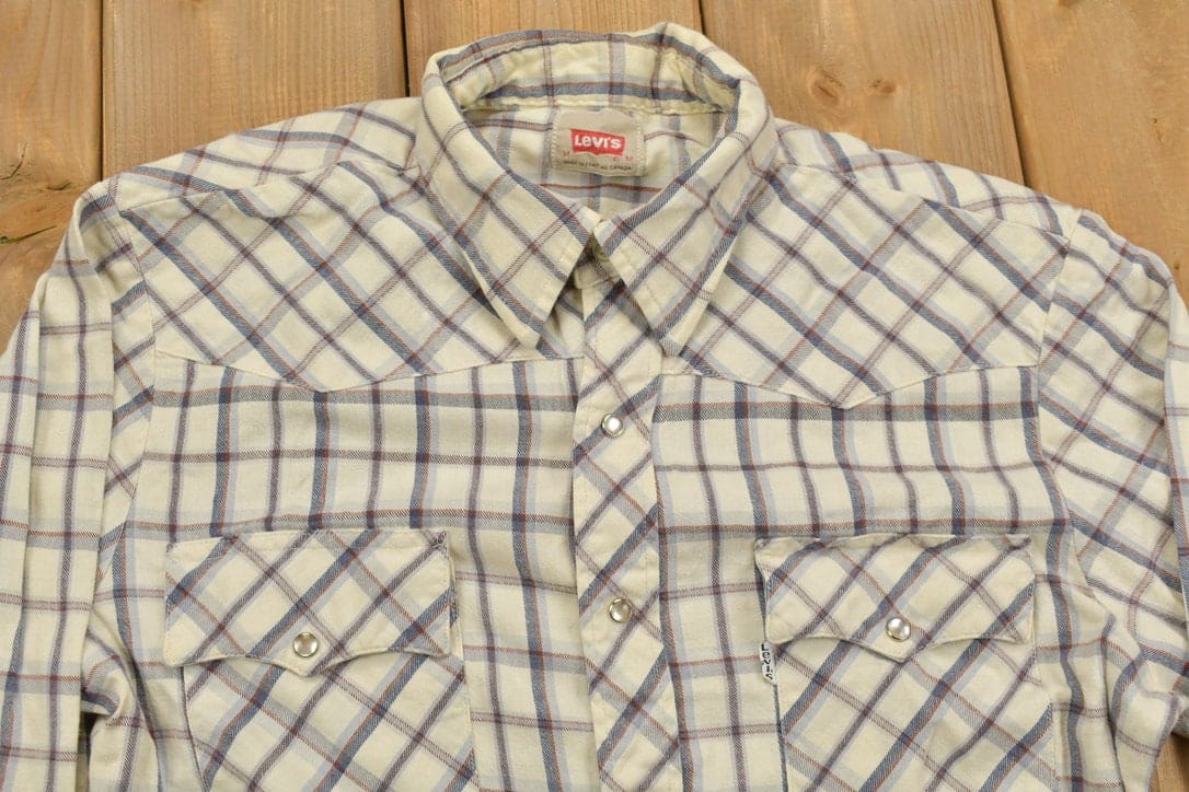 Vintage 1990s Levi's Plaid Western Flannel Button Up Shirt Men's S from propervintagecanada
