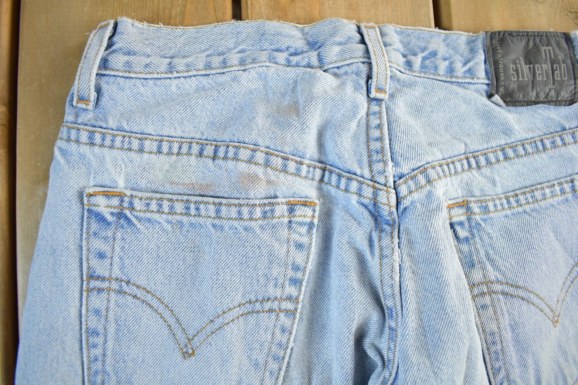 Vintage 1990s Levi Silver Tab Loose Denim Jeans Womens 28 x 32 from propervintagecanada