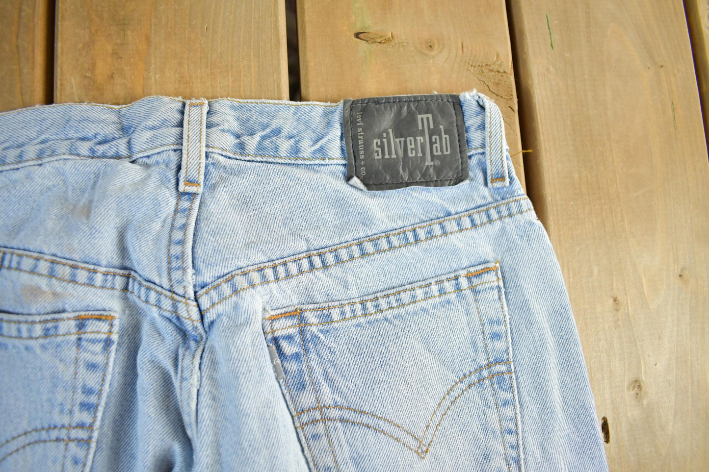 Vintage 1990s Levi Silver Tab Loose Denim Jeans Womens 28 x 32 from propervintagecanada