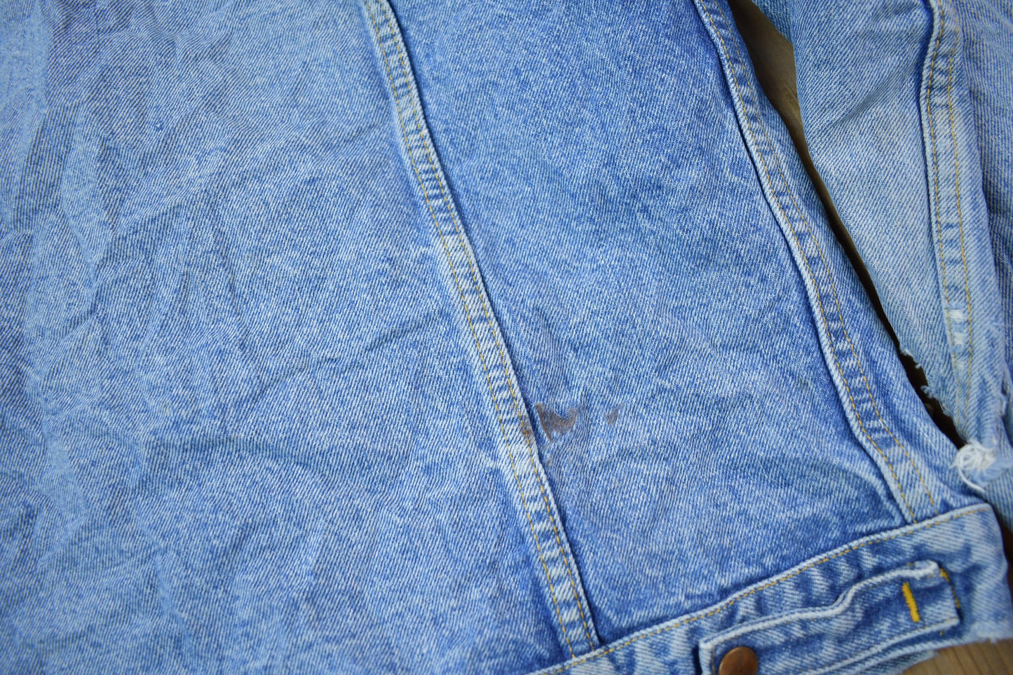 Vintage 1990s Light Wash Jean Jacket Size Men's Medium from propervintagecanada