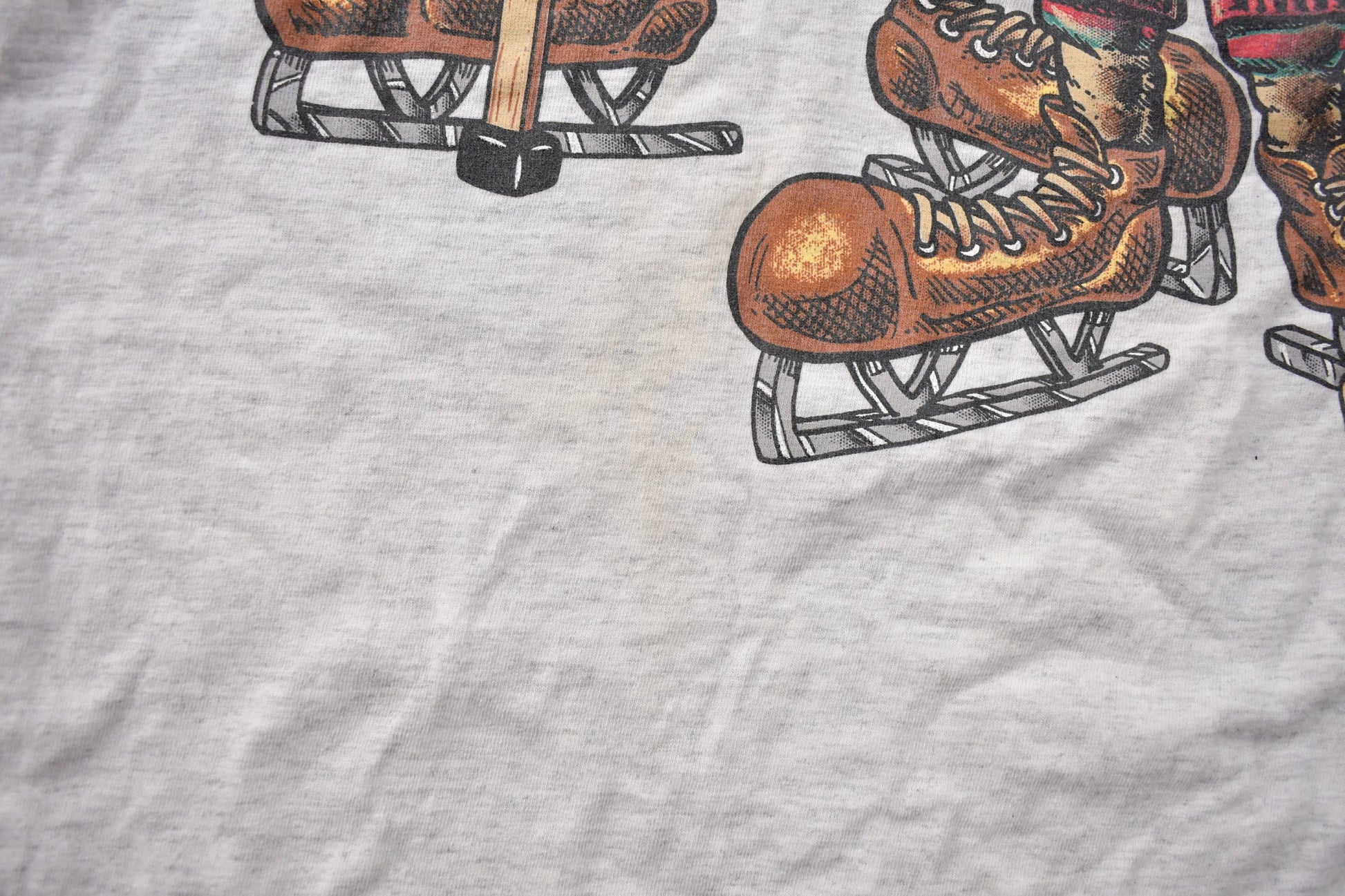 Vintage 1990s Looney Tunes Hockey Graphic T-Shirt Men's 2XL from propervintagecanada