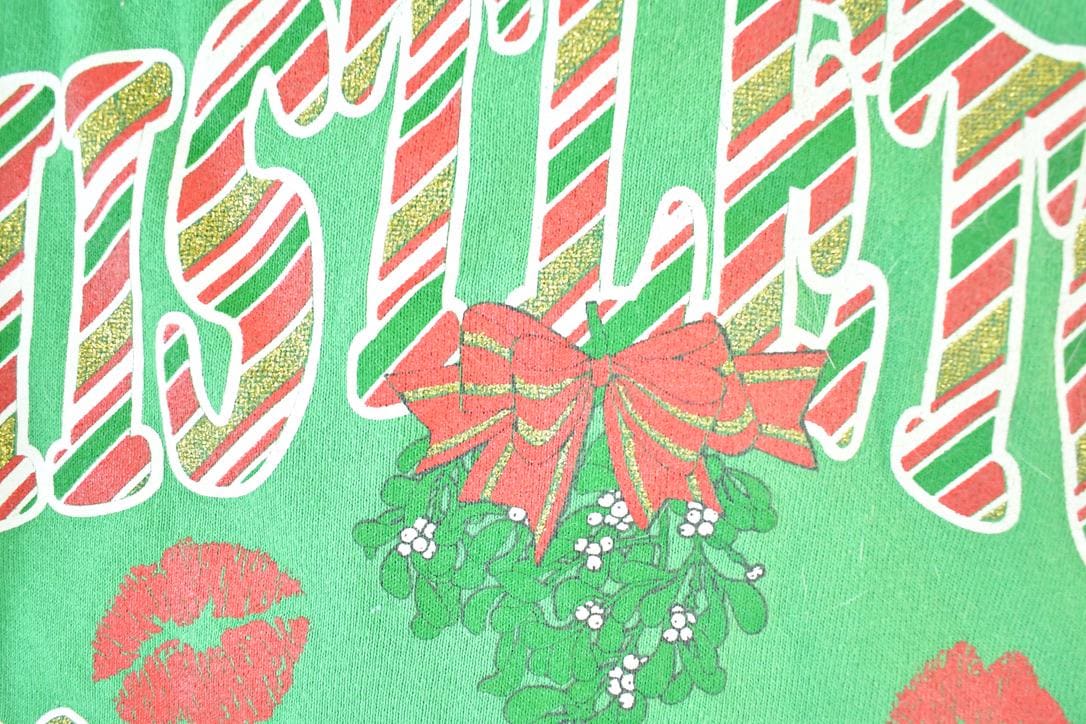Vintage 1990s Looney Tunes Mistletoe Victim Crewneck Mens M from propervintagecanada