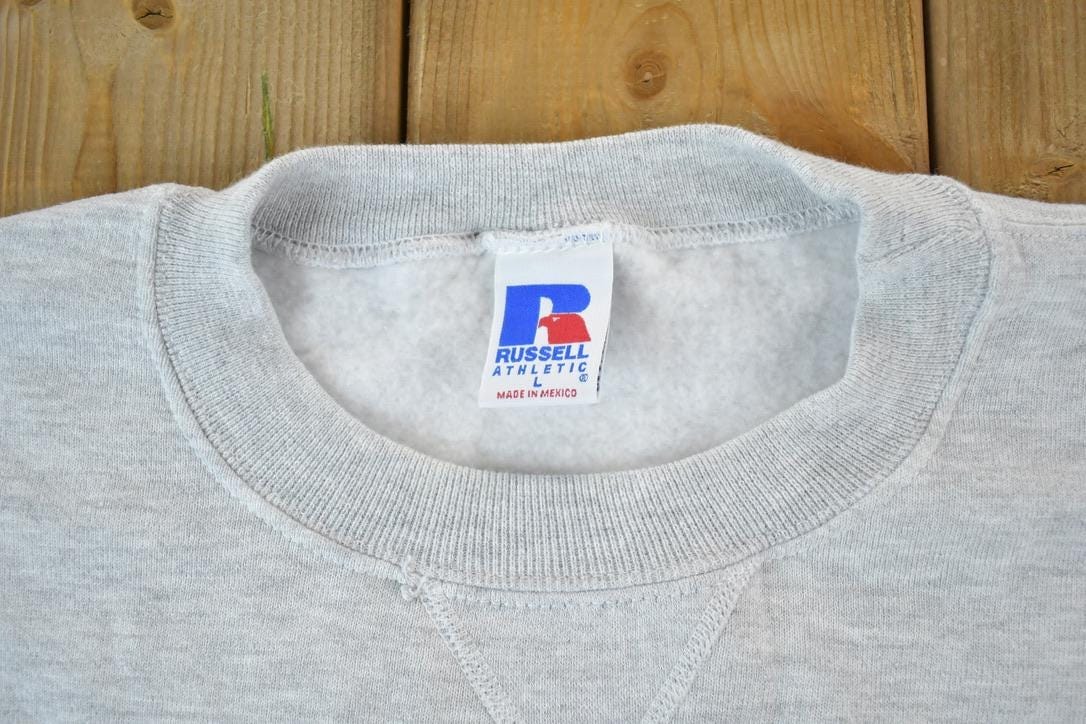 Vintage 1990s Lyle Johnson Construction Lok N Logs Souvenir Crewneck Sweatshirt Men's Large from propervintagecanada