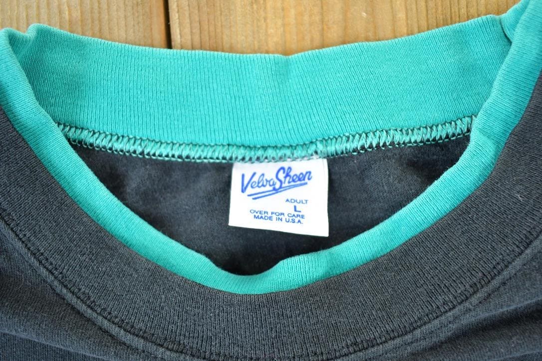 Vintage 1990s Minnesota Taz Christmas Souvenir Single Stitch Graphic Print T-Shirt Men's Large from propervintagecanada