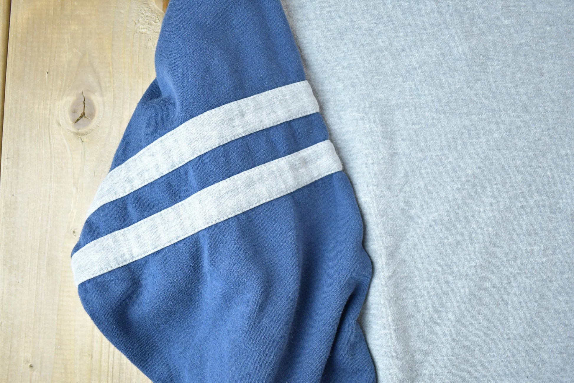 Vintage 1990s New England Patriots NFL Hoodie Sweatshirt Men's XL from propervintagecanada