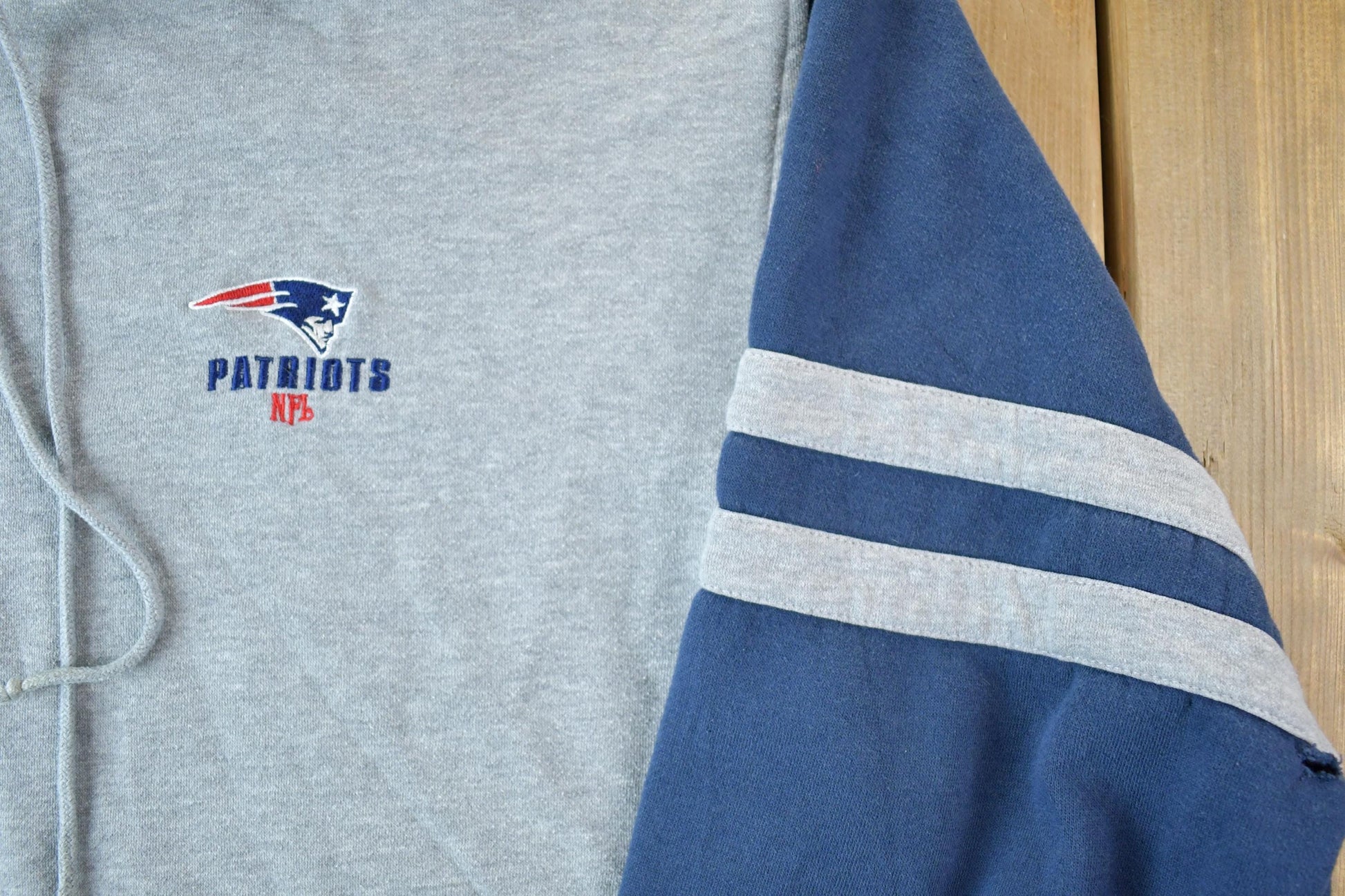 Vintage 1990s New England Patriots NFL Hoodie Sweatshirt Men's XL from propervintagecanada