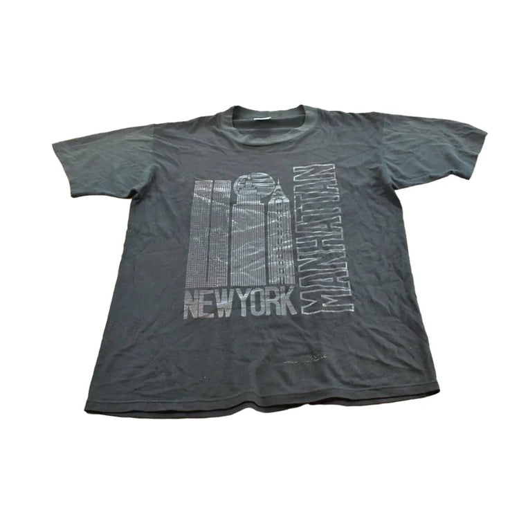 Vintage 1990s New York City Manhattan Souvenir Travel T-Shirt Men's L from propervintagecanada