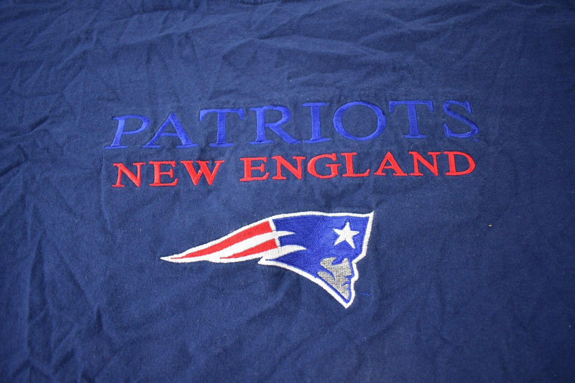 Vintage 1990s NFL New England Patriots Embroidered Graphic T-Shirt Men's XL from propervintagecanada