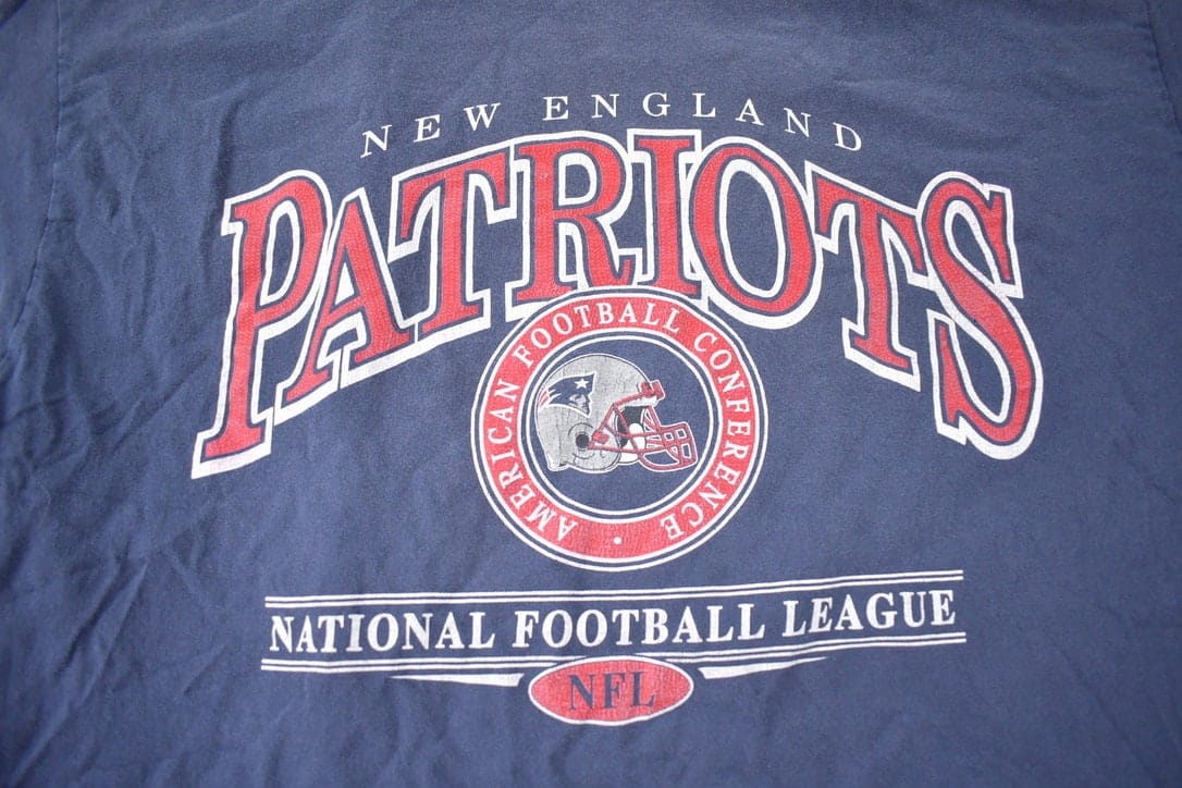 Vintage 1990s NFL New England Patriots Graphic T-Shirt Men's XL from propervintagecanada