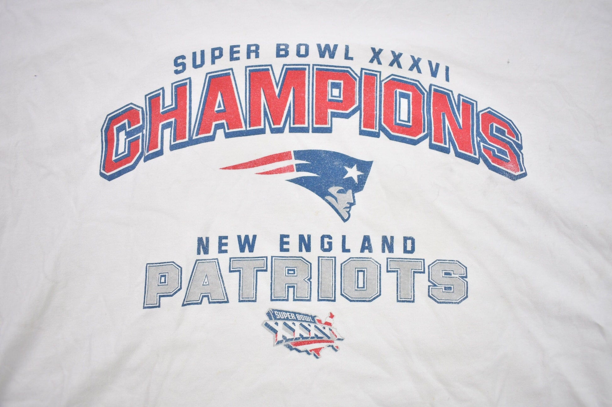 Vintage 1990s NFL New England Patriots Super Bowl 36 Graphic T-Shirt/ Made In USA / Distressed / NFL / 90s Streetwear / Sportswear from propervintagecanada