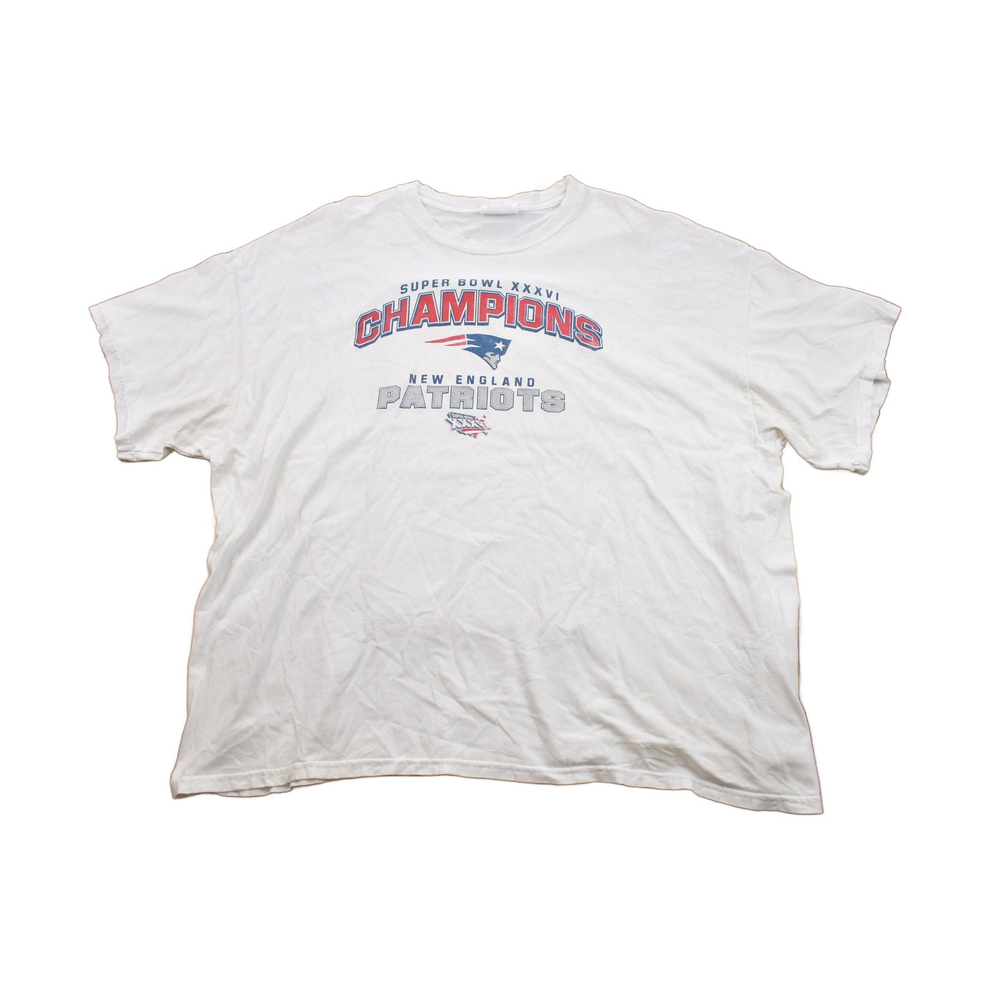 Vintage 1990s NFL New England Patriots Super Bowl 36 Graphic T-Shirt/ Made In USA / Distressed / NFL / 90s Streetwear / Sportswear from propervintagecanada